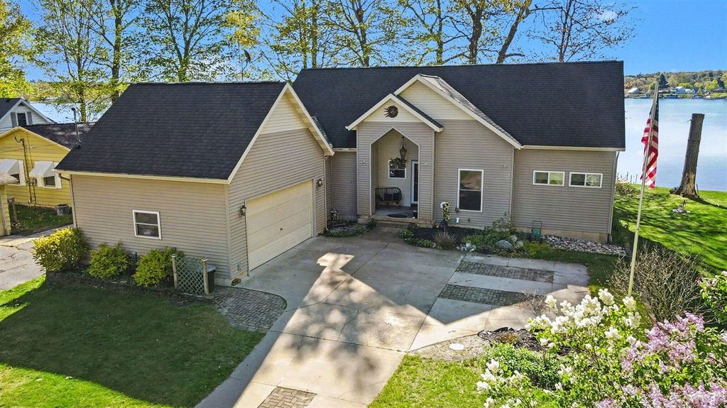 5550 Cozy Point Drive, Newaygo, MI 49337