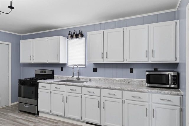 513 SCHOOL AVENUE, Oshkosh, WI 54901