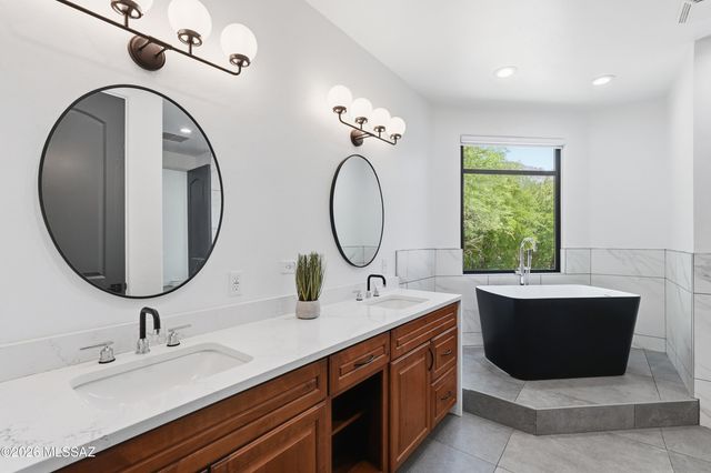 109 E Loch Lomond Place, Oro Valley, AZ 85737