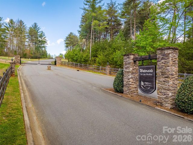 3175 Peninsula Pointe Drive NW, Valdese, NC 28690