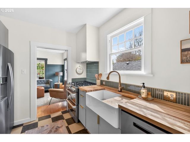 1205 Se MARION St, Portland, OR 97202