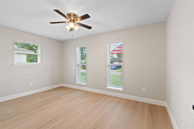 16619 Forest Bend Avenue, Friendswood, TX 77546