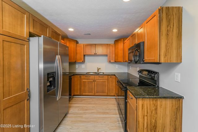 7710 Dominique Dr, Louisville, KY 40228