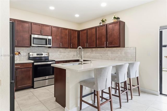 10560 W 33rd Way 10560, Hialeah, FL 33018