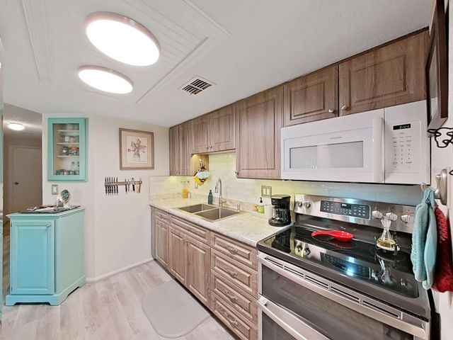 129 CAMPHOR CIRCLE C, Oldsmar, FL 34677