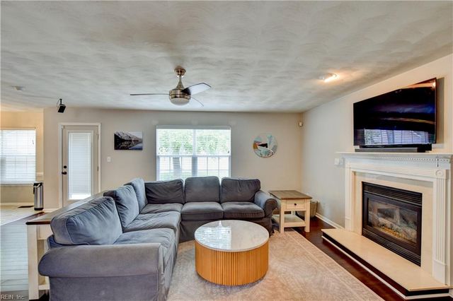 541 Lake Crest DR, Chesapeake, VA 23323