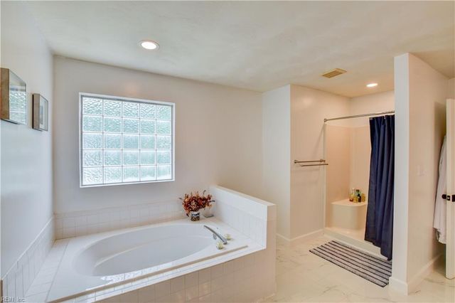 541 Lake Crest DR, Chesapeake, VA 23323