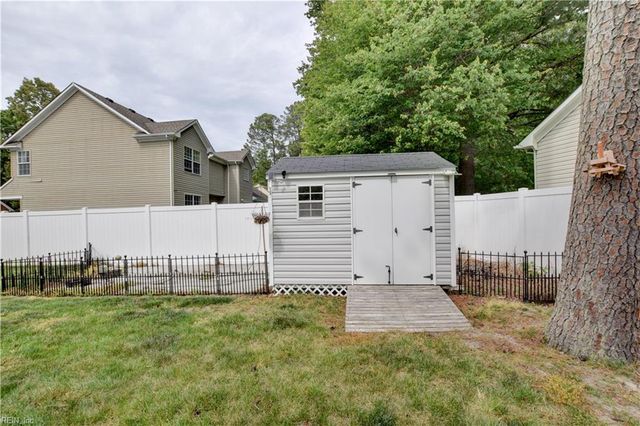 541 Lake Crest DR, Chesapeake, VA 23323