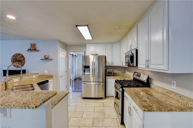 541 Lake Crest DR, Chesapeake, VA 23323