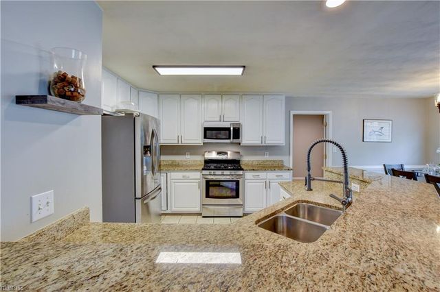541 Lake Crest DR, Chesapeake, VA 23323