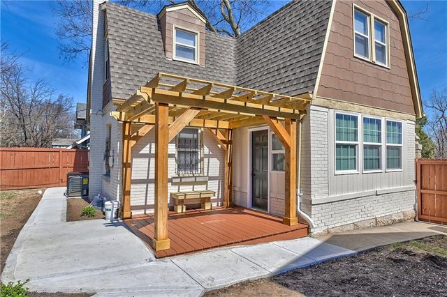 7442 Paseo Boulevard, Kansas City, MO 64131