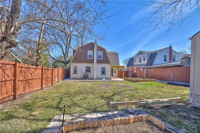 7442 Paseo Boulevard, Kansas City, MO 64131