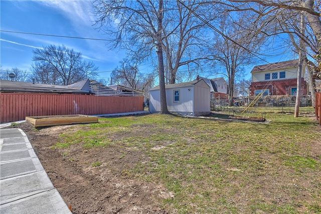 7442 Paseo Boulevard, Kansas City, MO 64131