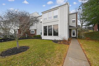 2303 Kenzie Dr, Robinson Twp, PA 15205