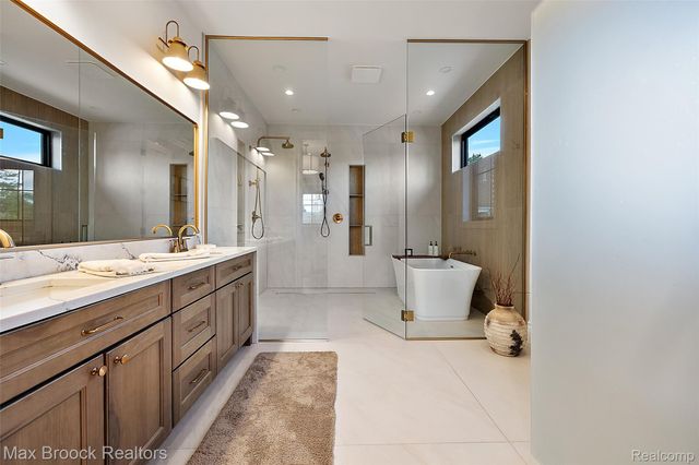 2438 Evergreen Drive, Royal Oak, MI 48073