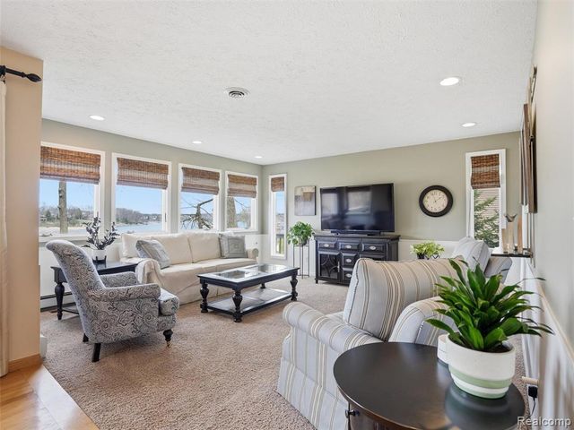 4965 Grover Drive, Brighton, MI 48116