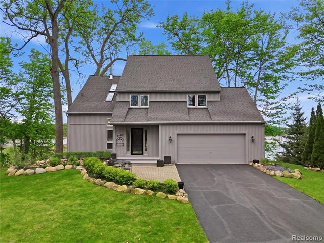 4965 Grover Drive, Brighton, MI 48116