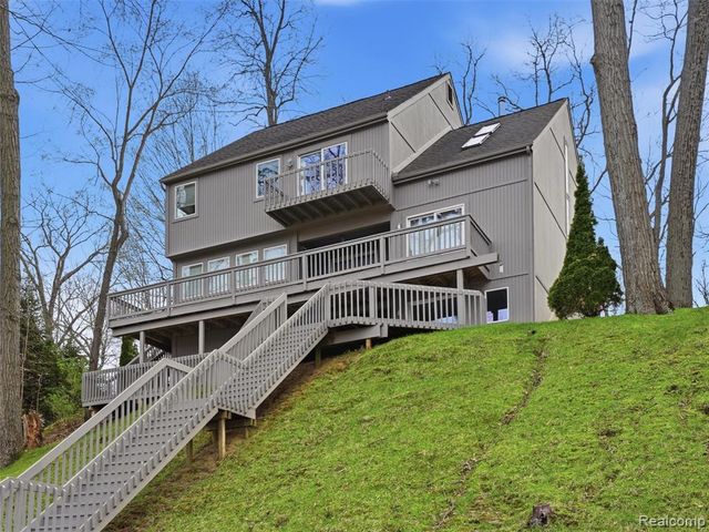 4965 Grover Drive, Brighton, MI 48116