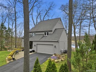 4965 Grover Drive, Brighton, MI 48116