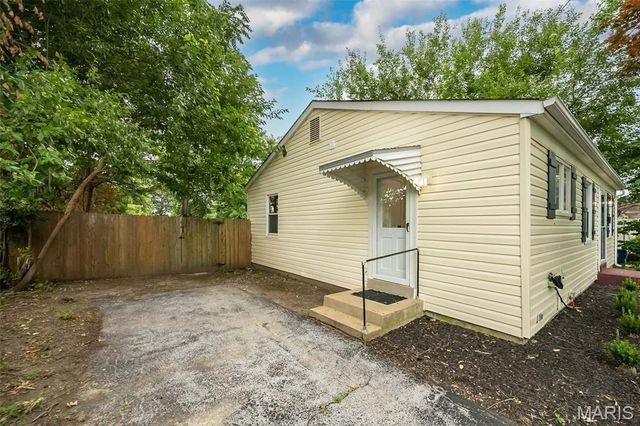 2568 Bonniebrook Drive, Maryland Heights, MO 63043