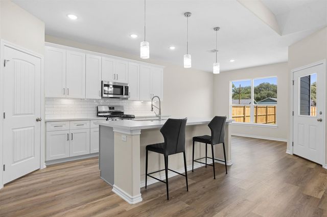 175 Oak Cluster Drive, Columbus, TX 78934