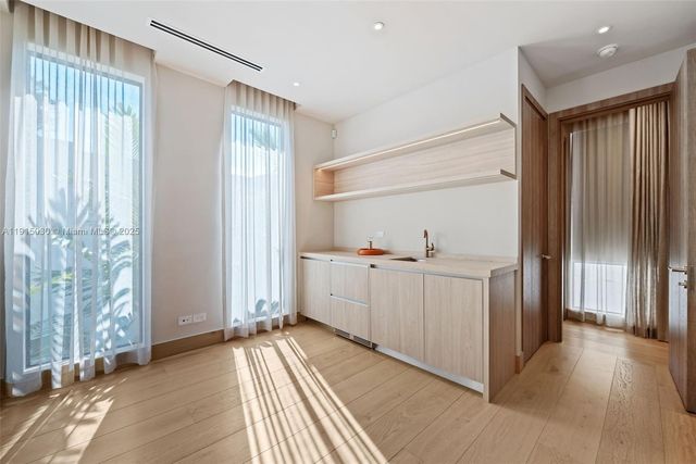 5831 Alton Rd, Miami Beach, FL 33140