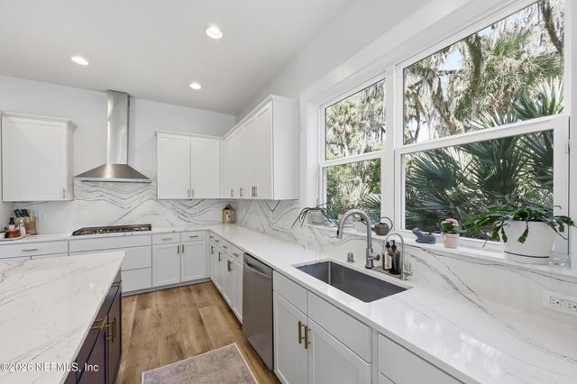 2041 WATERWAY ISLAND Lane, Jacksonville Beach, FL 32250