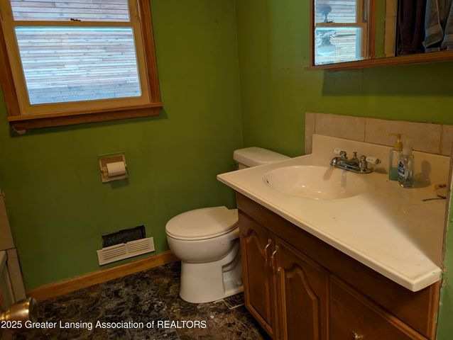 8876 E State Road, Haslett, MI 48840