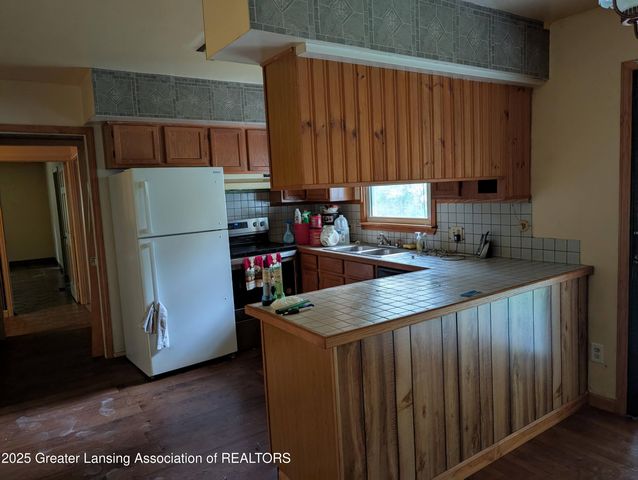 8876 E State Road, Haslett, MI 48840