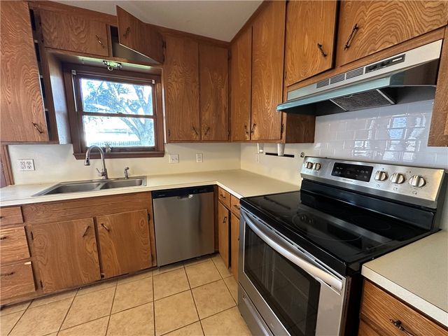 117 Holly Dr, Portland, TX 78374