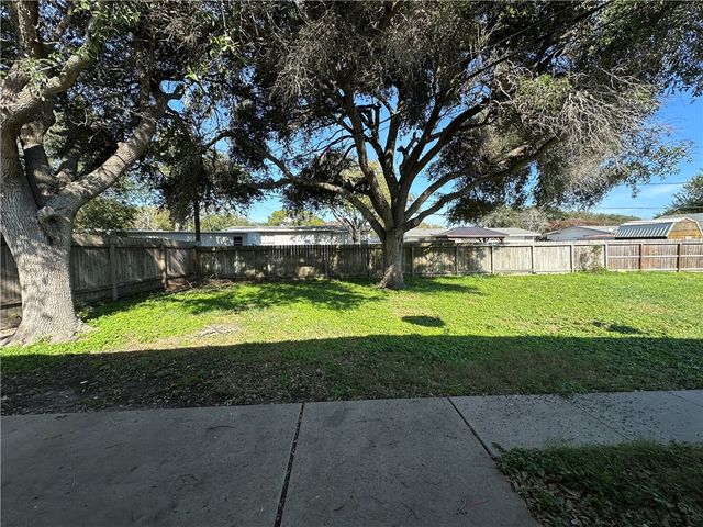 117 Holly Dr, Portland, TX 78374