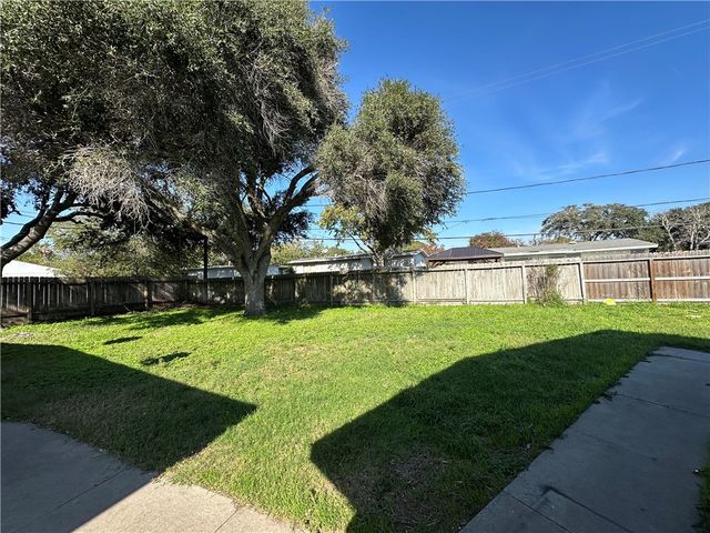 117 Holly Dr, Portland, TX 78374