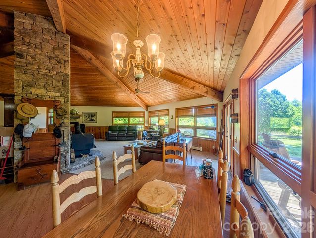 572 Pleasant Valley Road, Burnsville, NC 28714