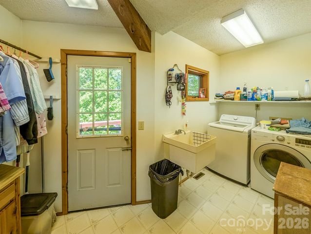 572 Pleasant Valley Road, Burnsville, NC 28714