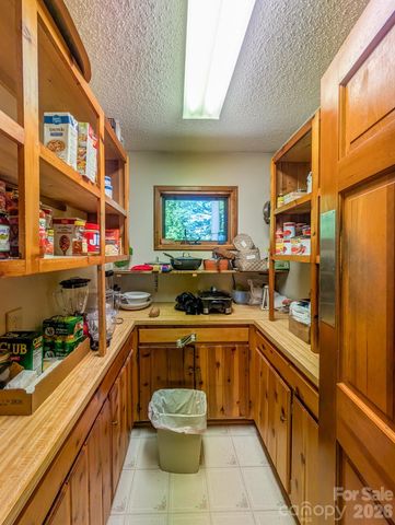 572 Pleasant Valley Road, Burnsville, NC 28714