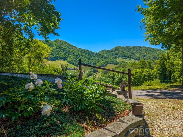 572 Pleasant Valley Road, Burnsville, NC 28714