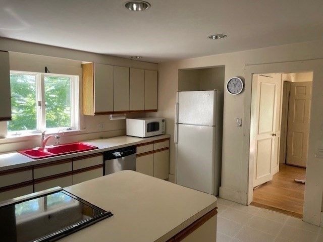 155 Belknap St, Concord, MA 01742