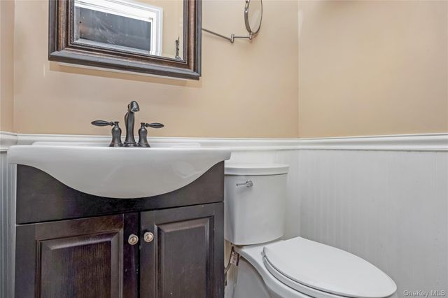 15 Bingham Place, Amityville, NY 11701