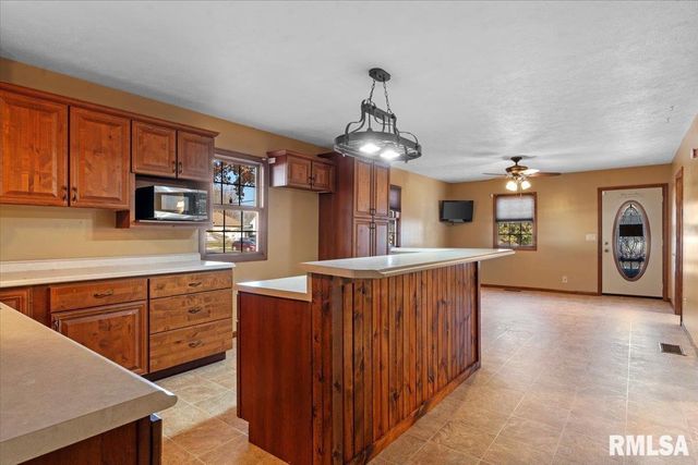 103 S HENDERSON Road, Virden, IL 62690