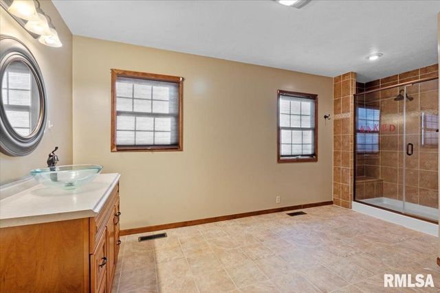 103 S HENDERSON Road, Virden, IL 62690