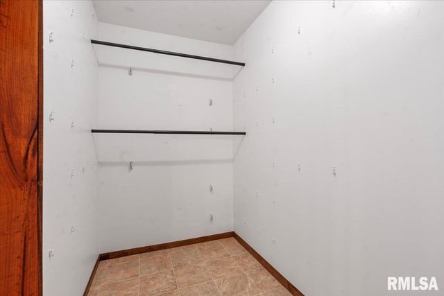 103 S HENDERSON Road, Virden, IL 62690