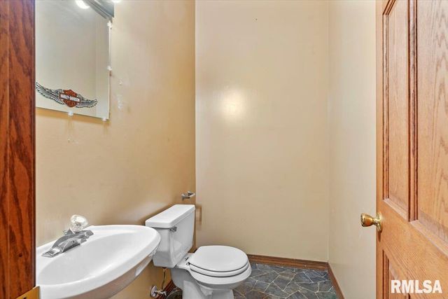 103 S HENDERSON Road, Virden, IL 62690