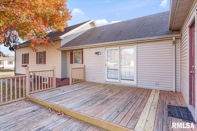 103 S HENDERSON Road, Virden, IL 62690