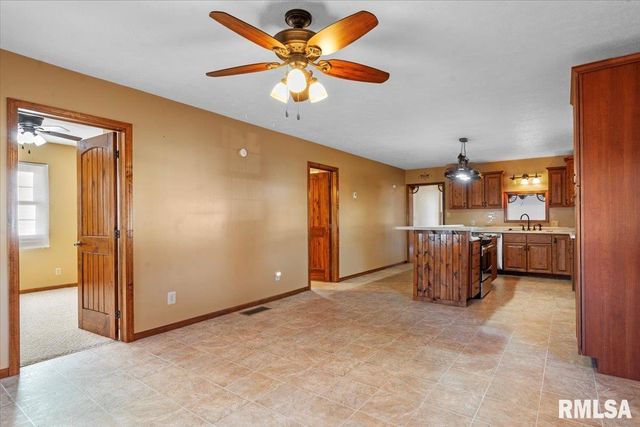 103 S HENDERSON Road, Virden, IL 62690