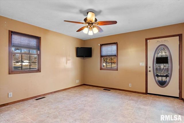 103 S HENDERSON Road, Virden, IL 62690