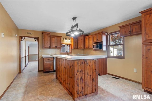 103 S HENDERSON Road, Virden, IL 62690