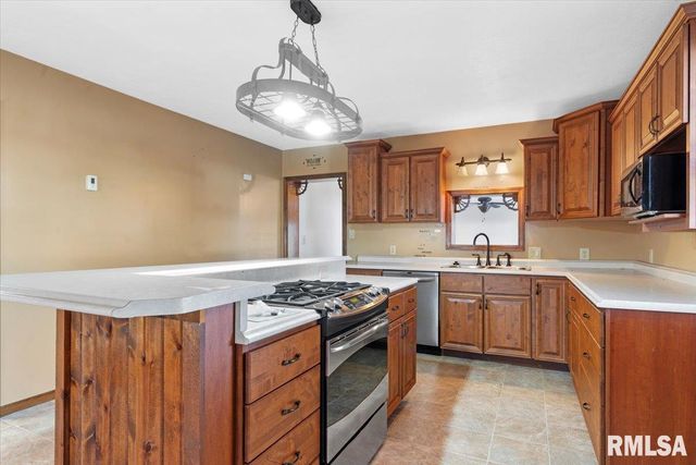 103 S HENDERSON Road, Virden, IL 62690