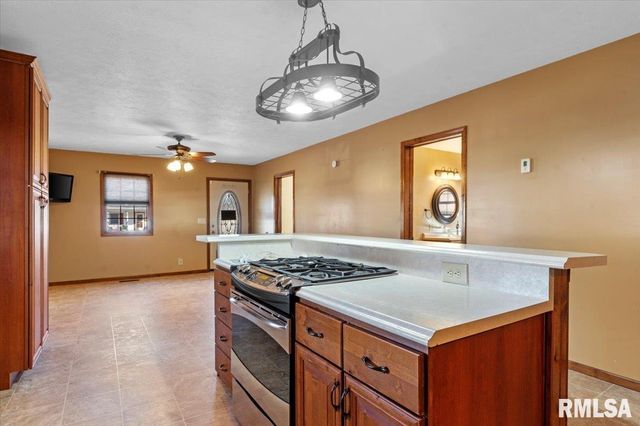 103 S HENDERSON Road, Virden, IL 62690