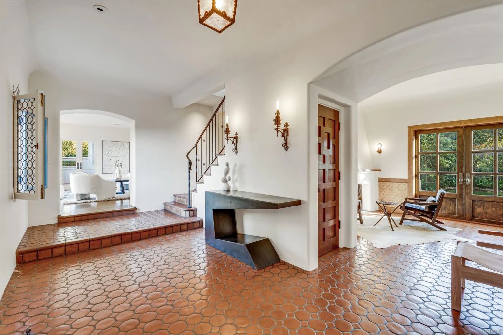 Image 11 of property listing at 1205 Muirlands Dr, La Jolla, CA 92037