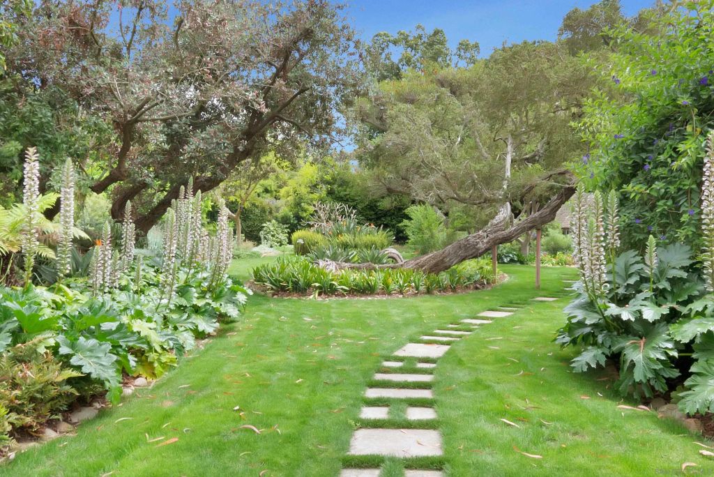 Image 22 of property listing at 1205 Muirlands Dr, La Jolla, CA 92037